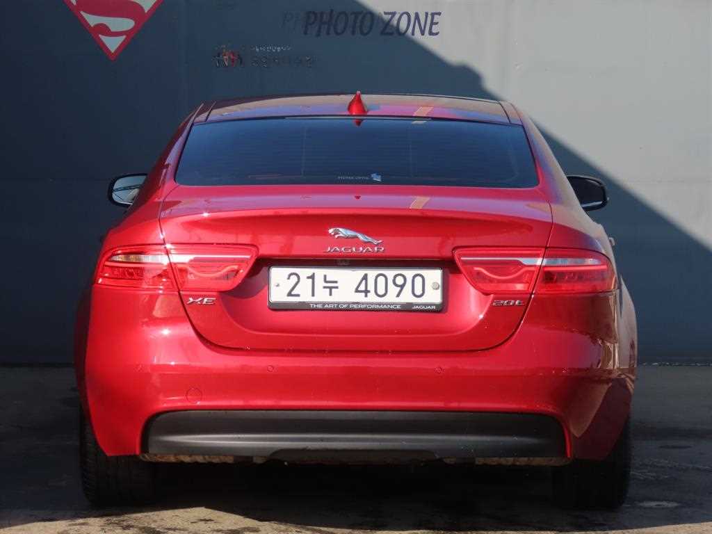 Jaguar XE - Vista 4