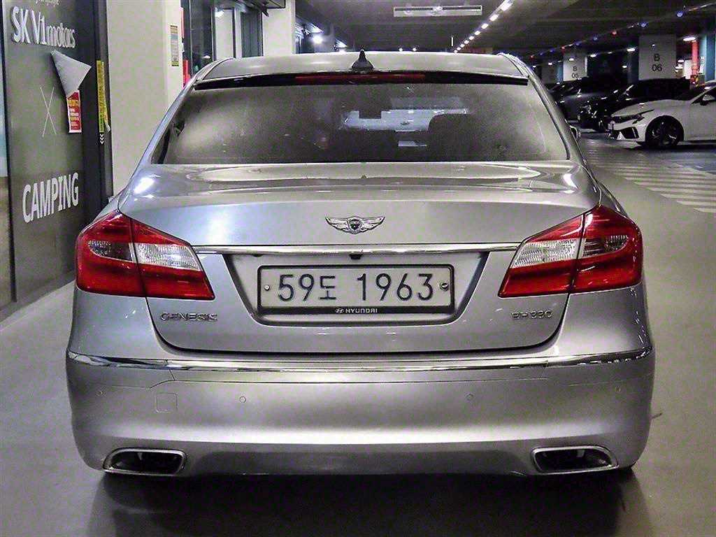 HYUNDAI Genesis - Vista 5