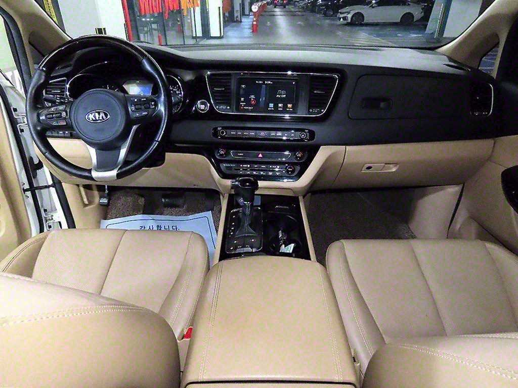 KIA Carnival - Vista 9