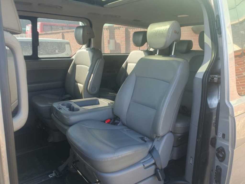 HYUNDAI Starex - Vista 6