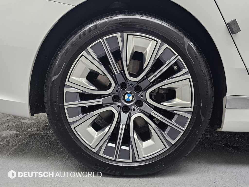 BMW 7 Series - Vista 5