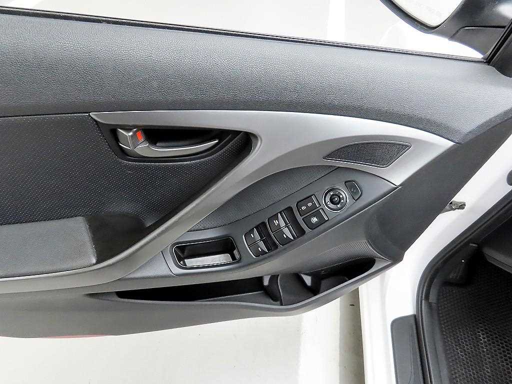 HYUNDAI Avante - Vista 11