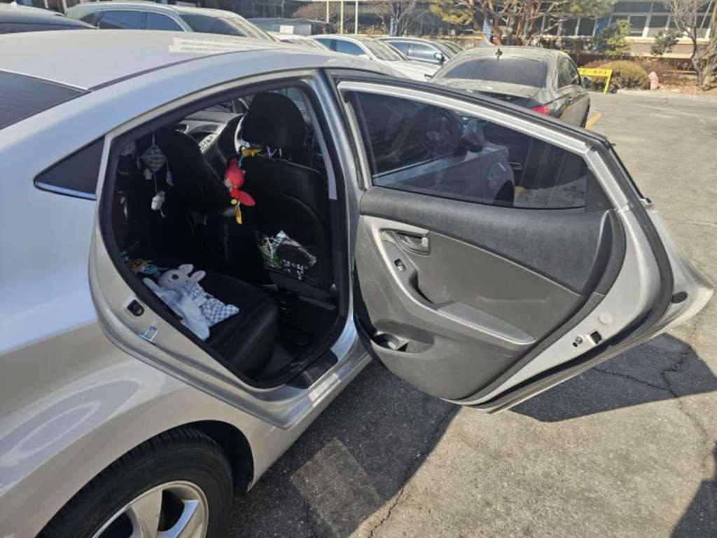 HYUNDAI Avante - Vista 8