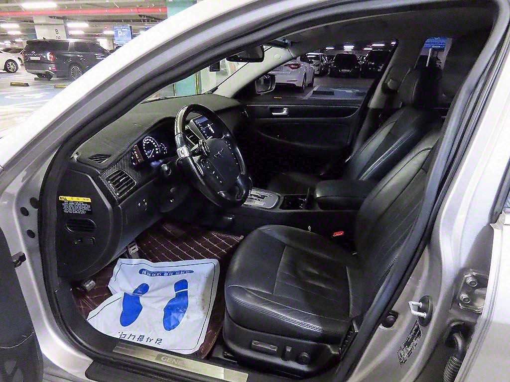 HYUNDAI Genesis - Vista 6