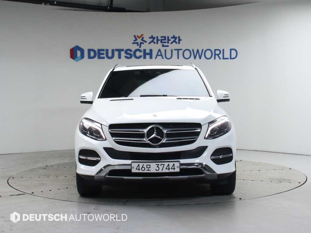 Mercedes Benz GLE Class - Vista 3