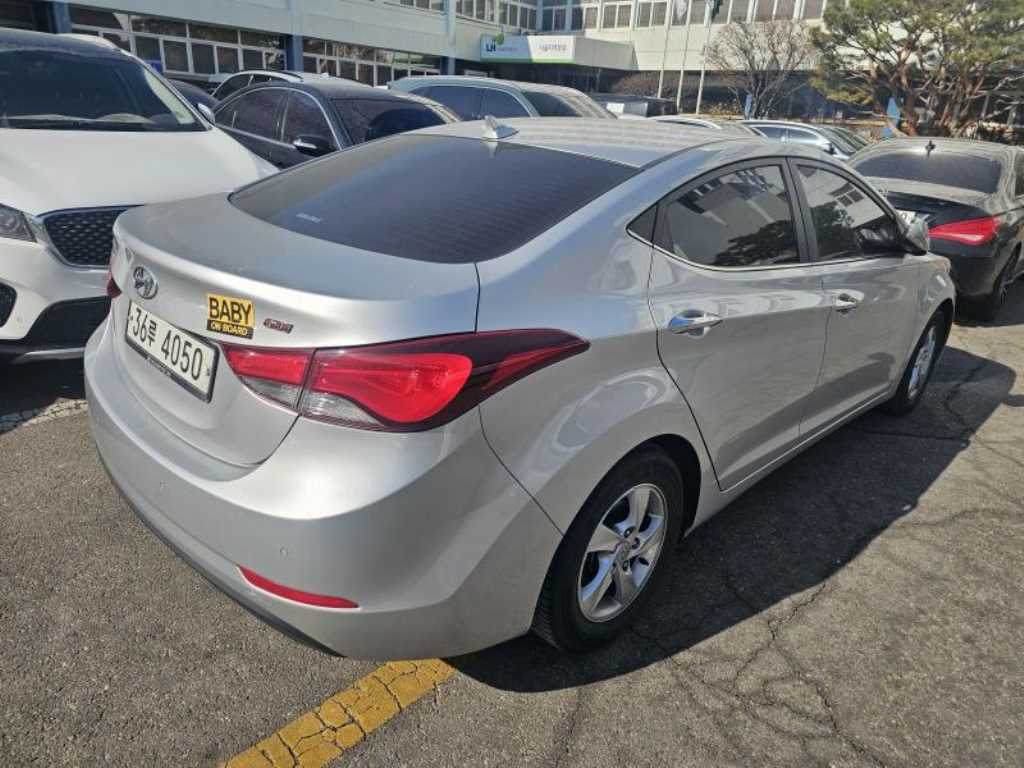 HYUNDAI Avante - Vista 5