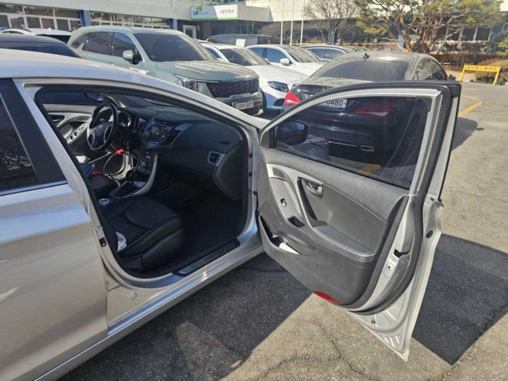 HYUNDAI Avante - Vista 9