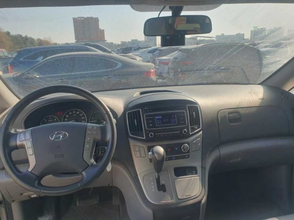 HYUNDAI Starex - Vista 7