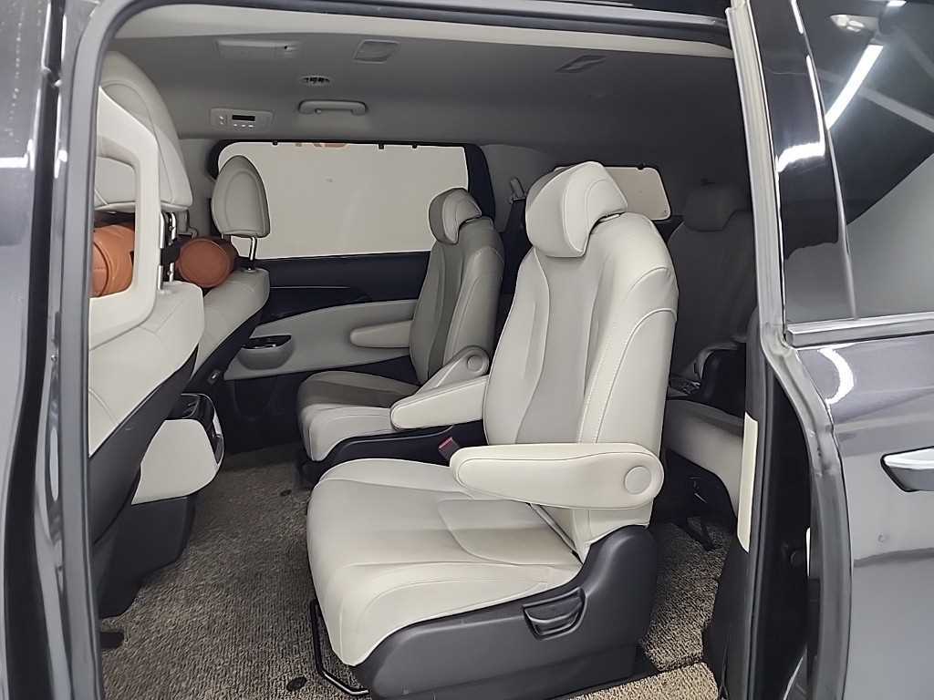 KIA Carnival - Vista 12