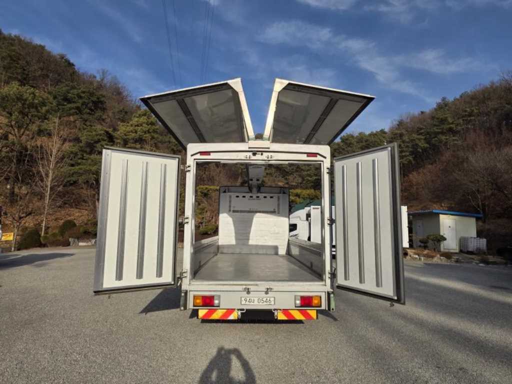 medium and large cargo truck - Vista 11