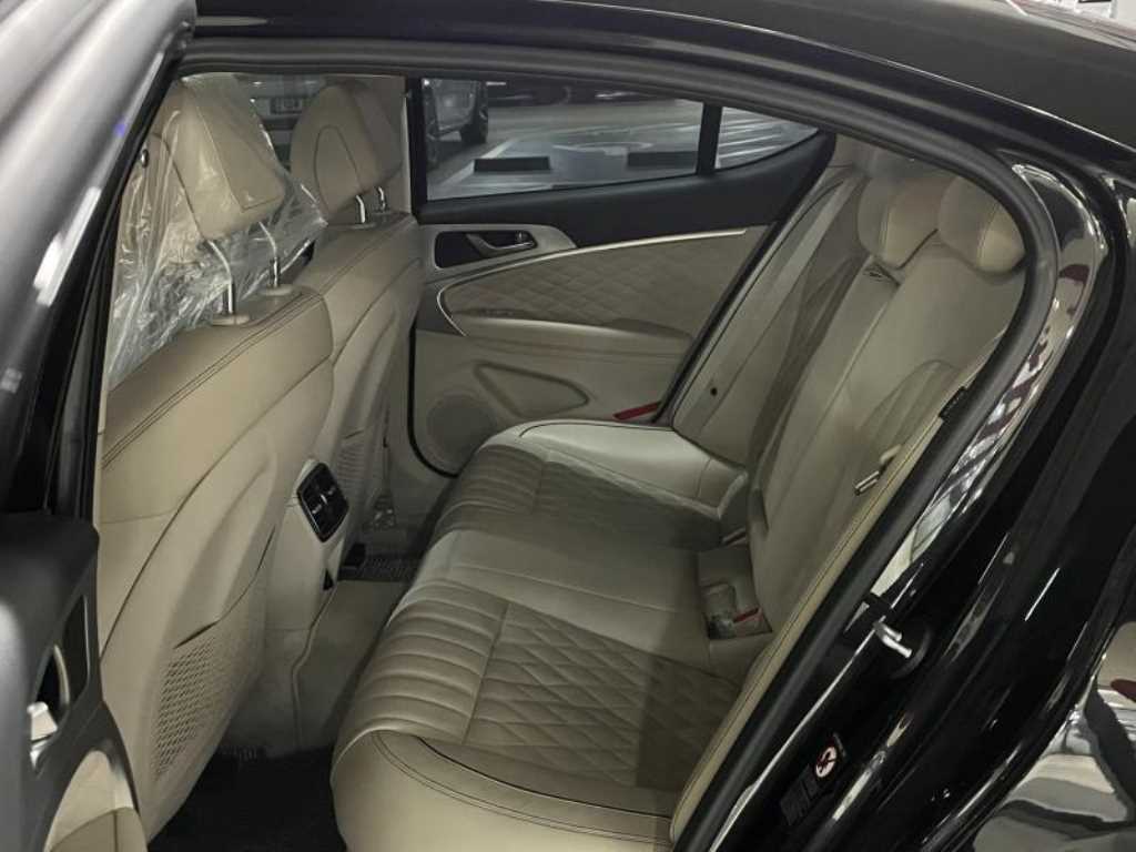 Genesis G70 - Vista 8