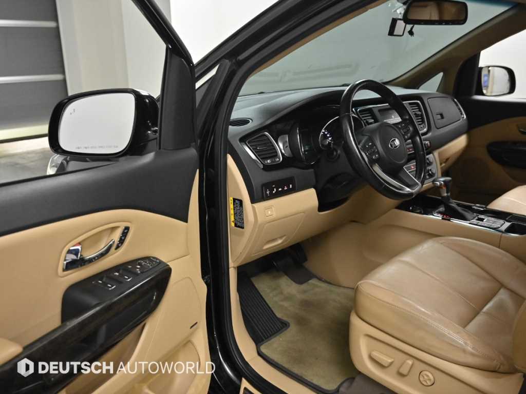 KIA Carnival - Vista 11