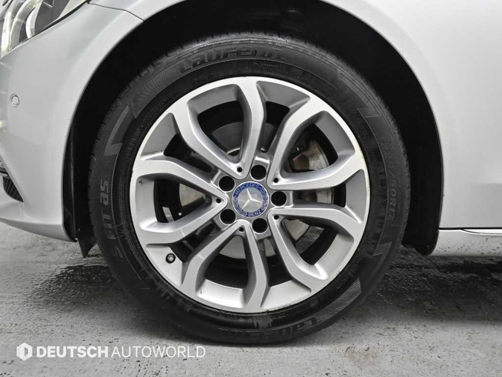 Mercedes Benz C Class - Vista 5