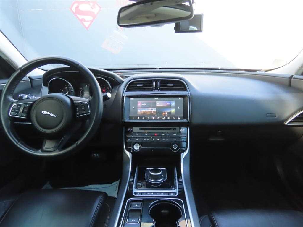 Jaguar XE - Vista 8