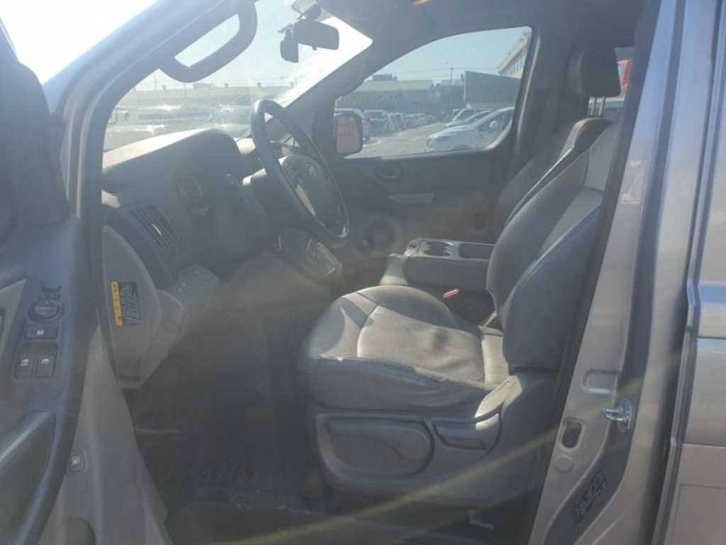 HYUNDAI Starex - Vista 5