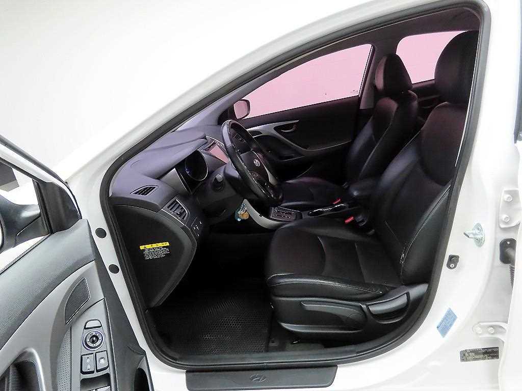 HYUNDAI Avante - Vista 12