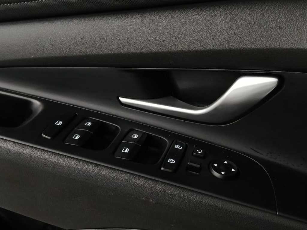 HYUNDAI Avante - Vista 10