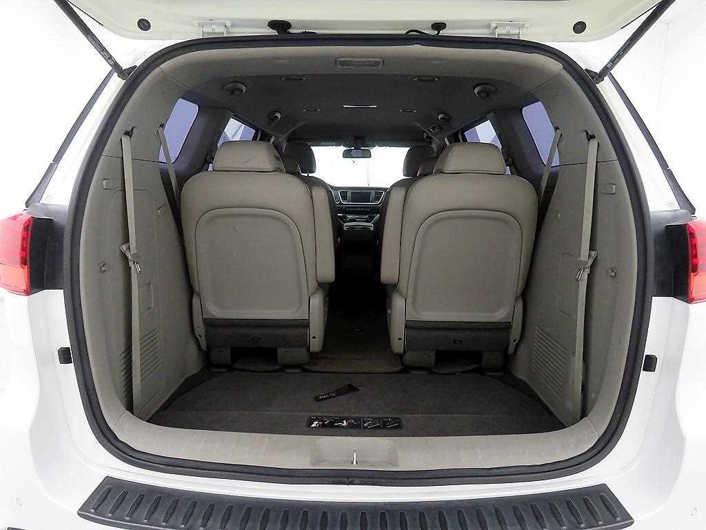 KIA Carnival - Vista 5