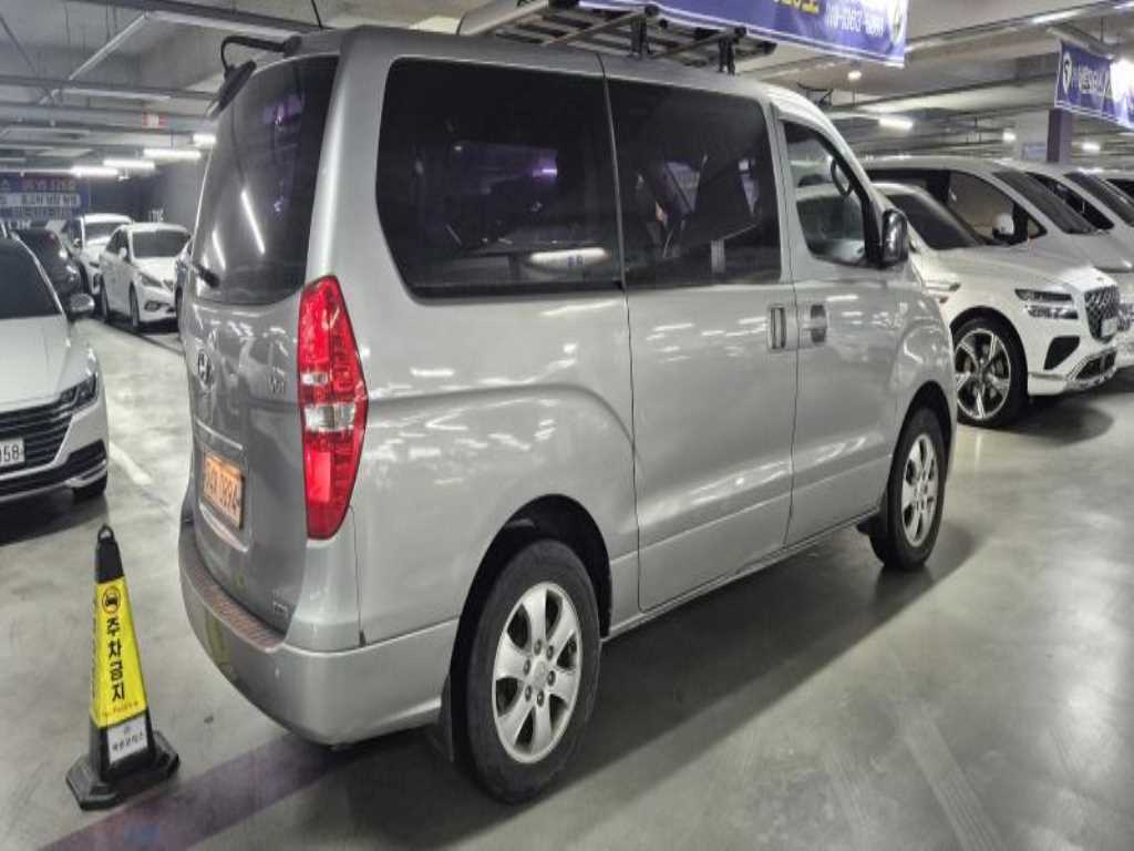 HYUNDAI Starex - Vista 2