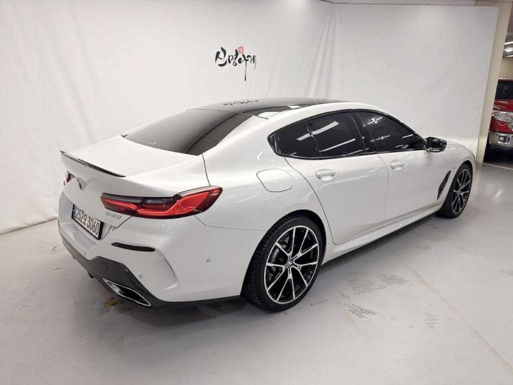 BMW 8 Series - Vista 4