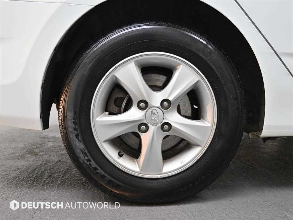 HYUNDAI Accent - Vista 5