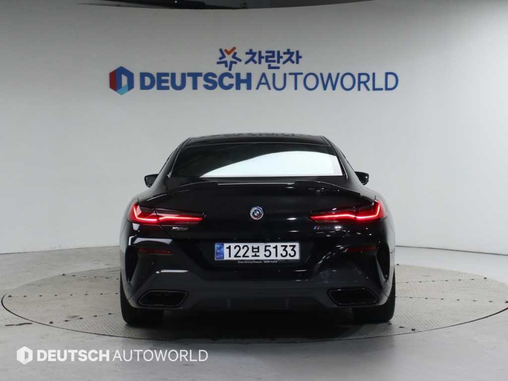 BMW 8 Series - Vista 4
