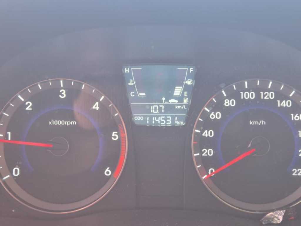 HYUNDAI Accent - Vista 3