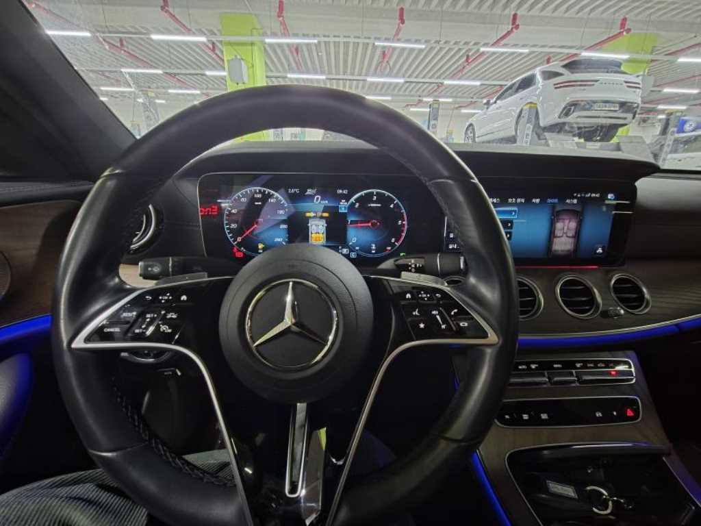 Mercedes Benz E class - Vista 4