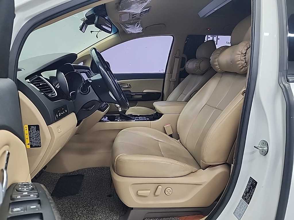 KIA Carnival - Vista 11