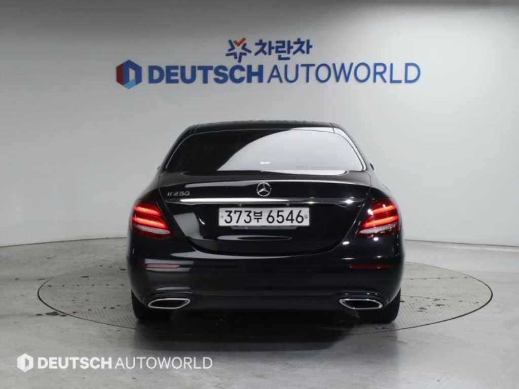 Mercedes Benz E class - Vista 4