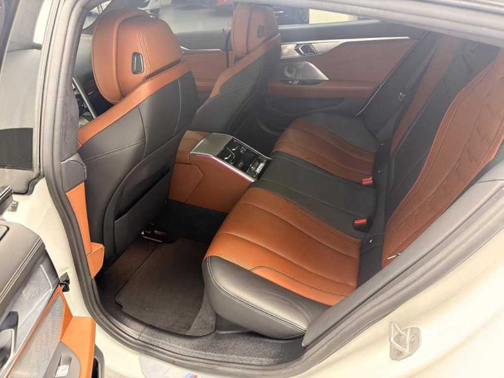 BMW 8 Series - Vista 9