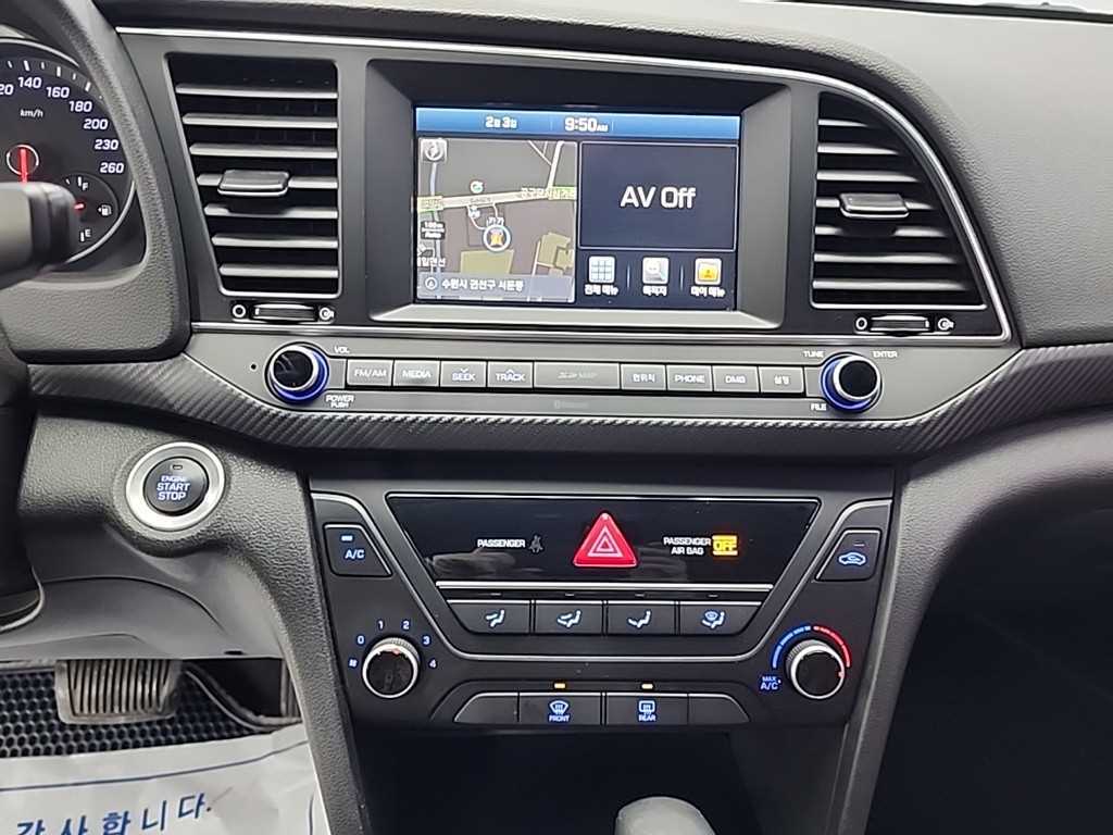 HYUNDAI Avante - Vista 10