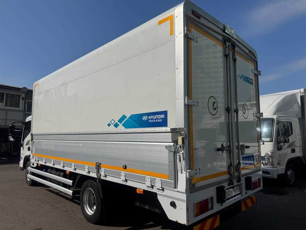 medium and large cargo truck - Vista 6