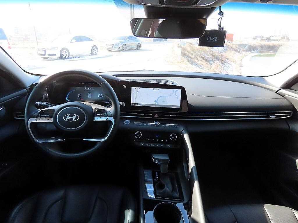 HYUNDAI Avante - Vista 9