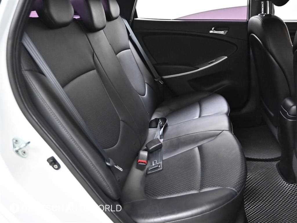 HYUNDAI Accent - Vista 12