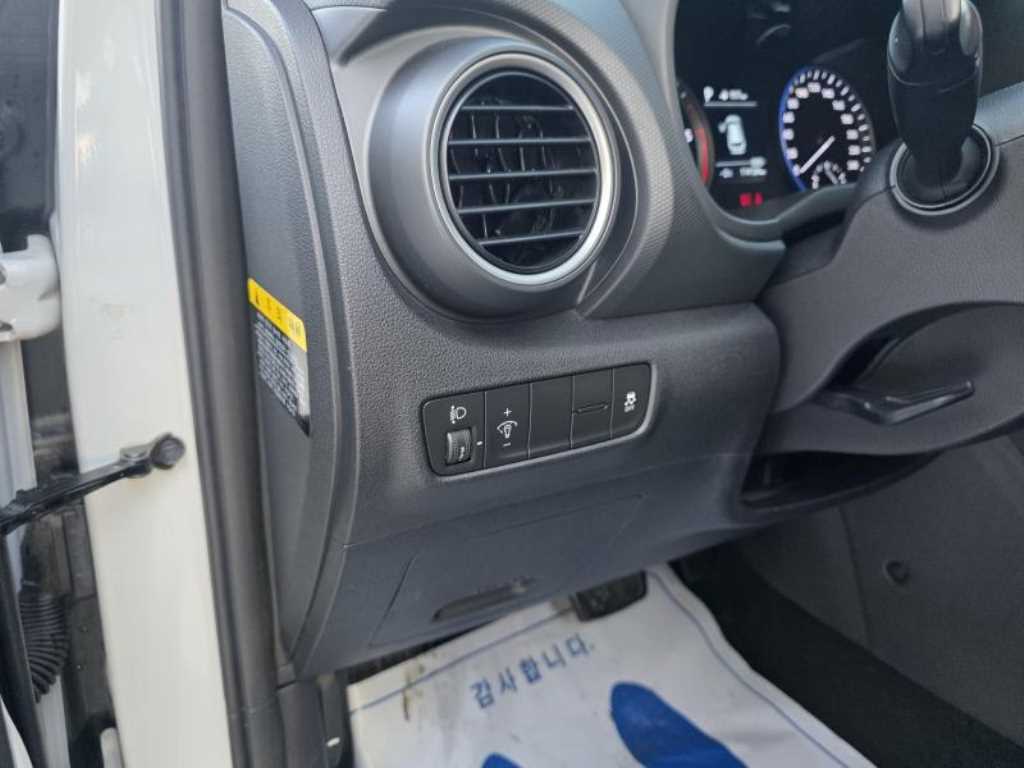 HYUNDAI Kona - Vista 10