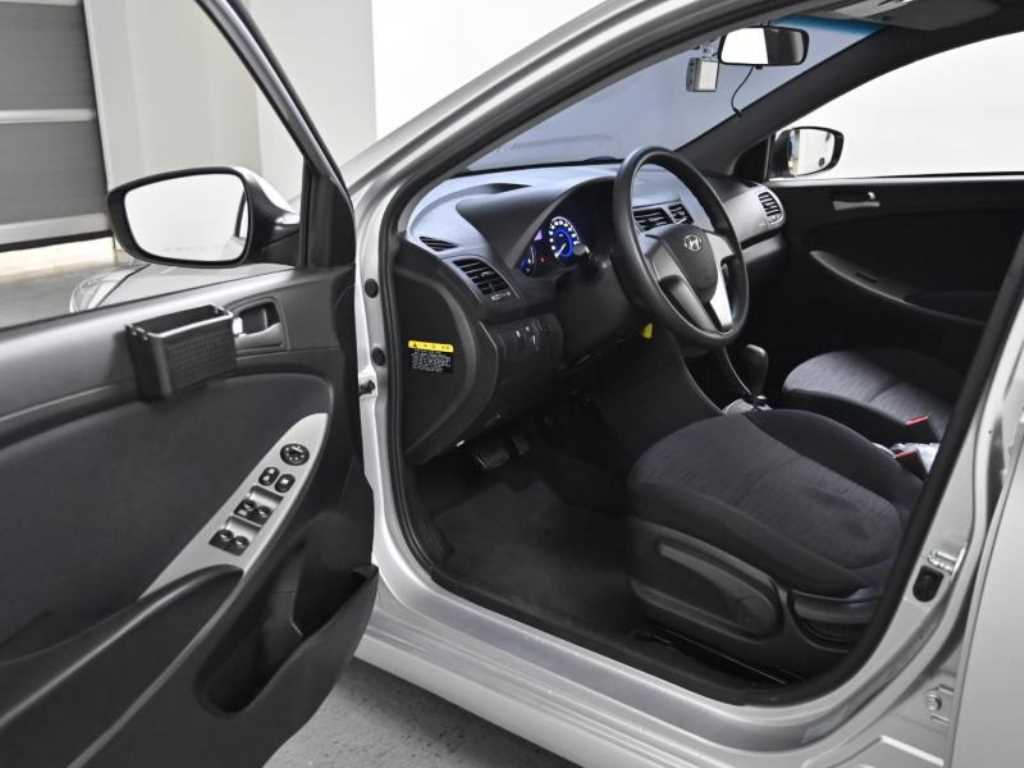 HYUNDAI Accent - Vista 11