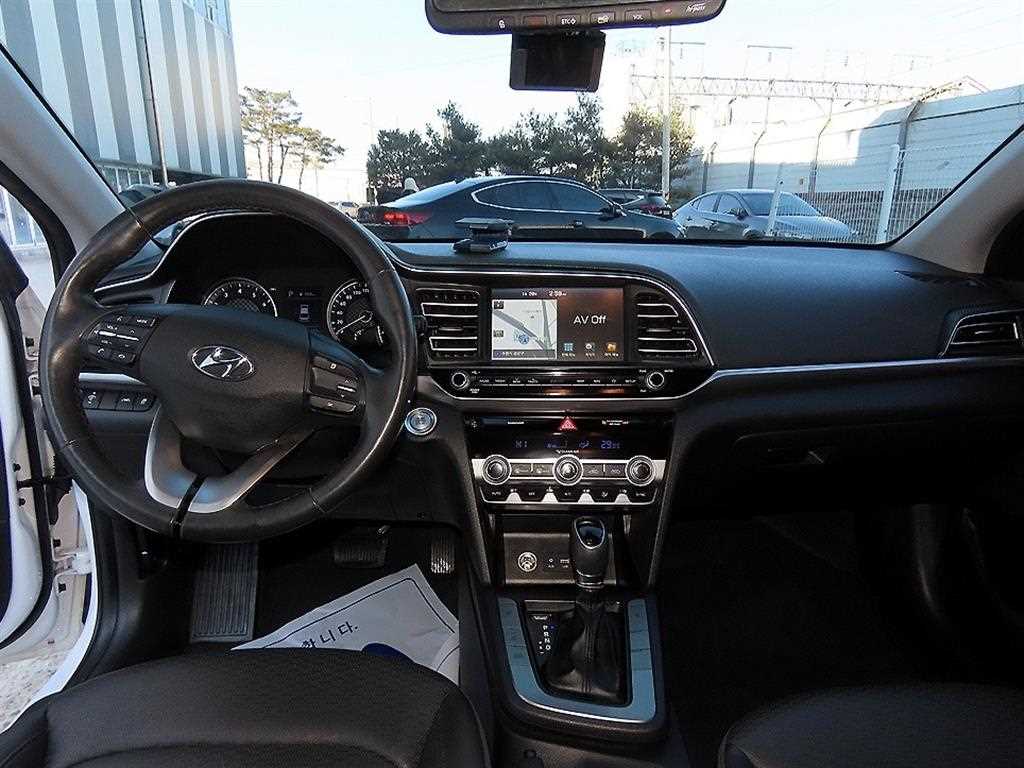 HYUNDAI Avante - Vista 7