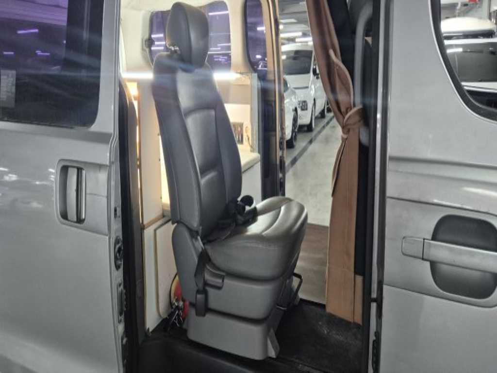 HYUNDAI Starex - Vista 12