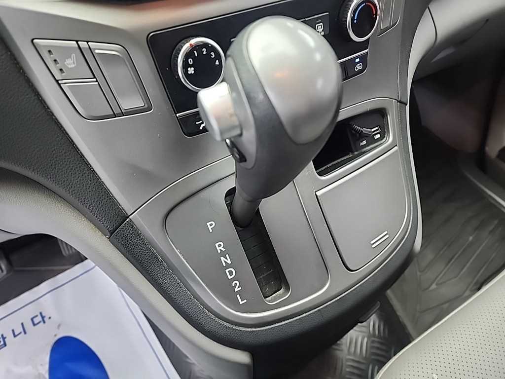 HYUNDAI Starex - Vista 8