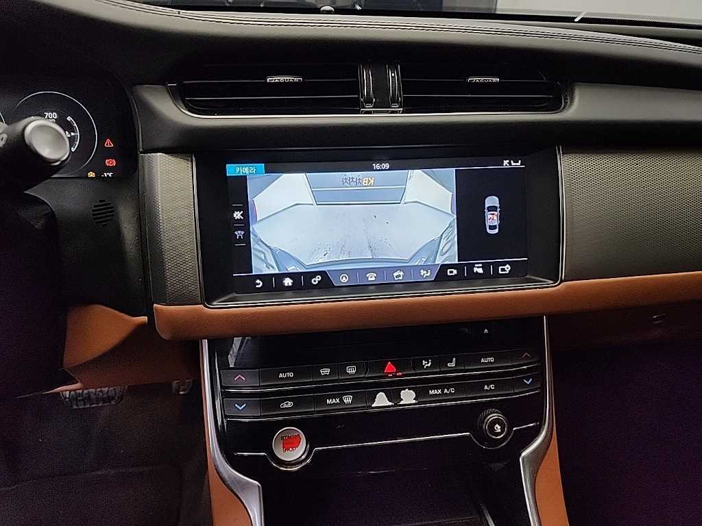 Jaguar XF - Vista 10