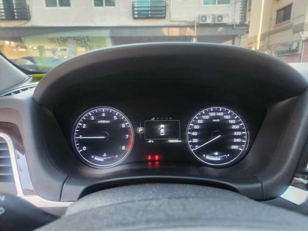 HYUNDAI Genesis - Vista 7