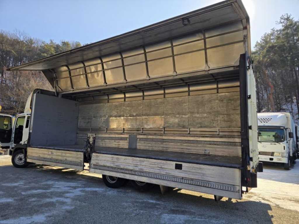 medium and large cargo truck - Vista 9