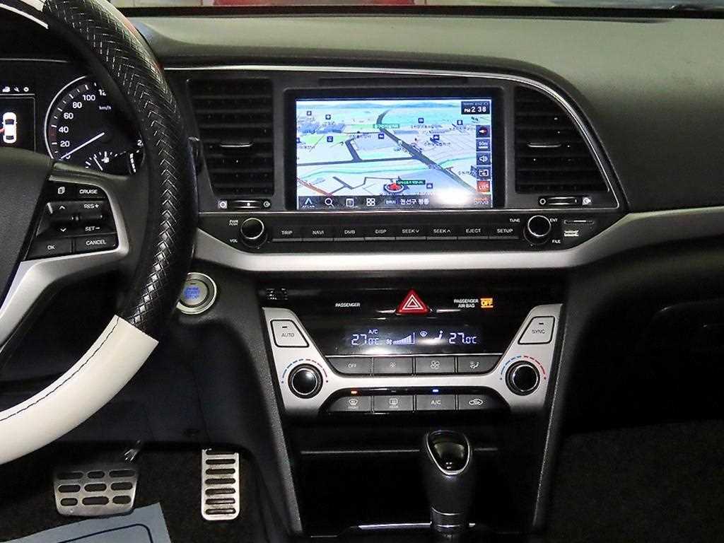 HYUNDAI Avante - Vista 11