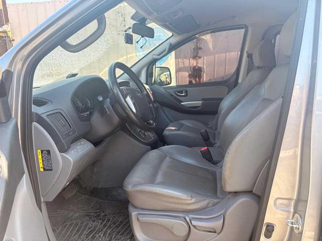 HYUNDAI Starex - Vista 4