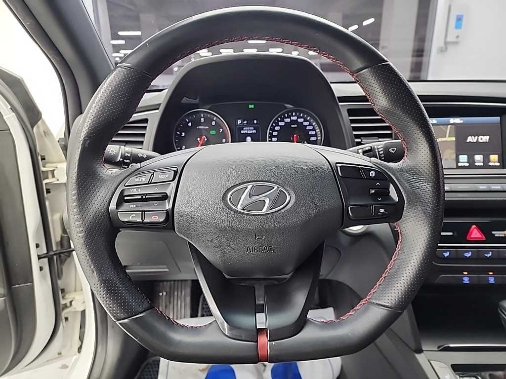 HYUNDAI Avante - Vista 9