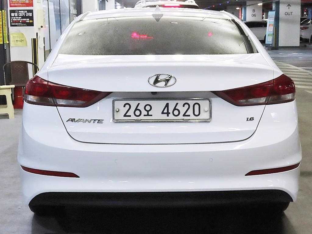 HYUNDAI Avante - Vista 5