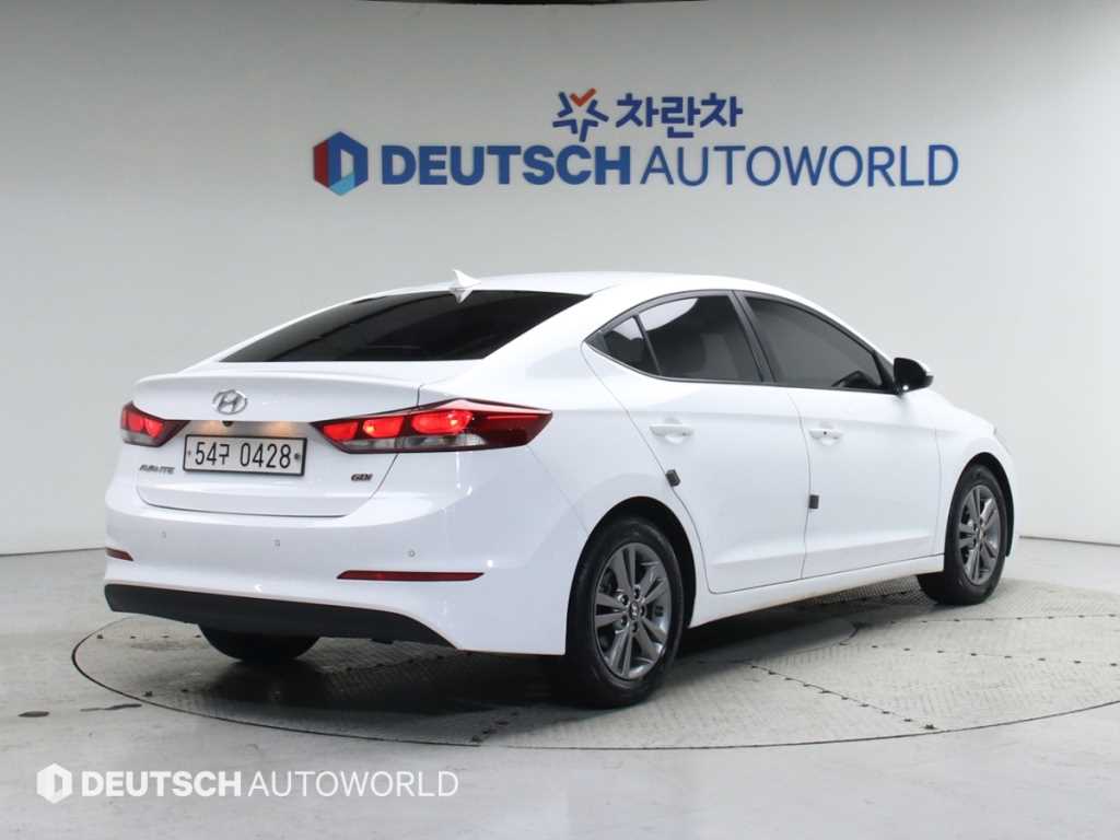 HYUNDAI Avante - Vista 2