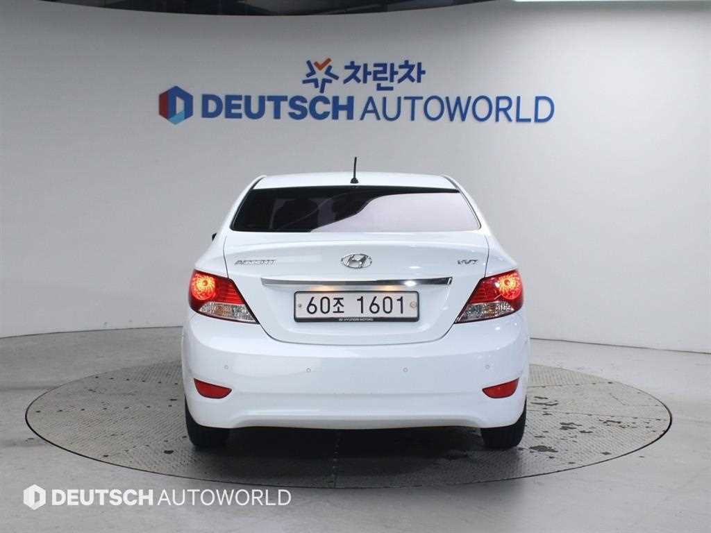 HYUNDAI Accent - Vista 4