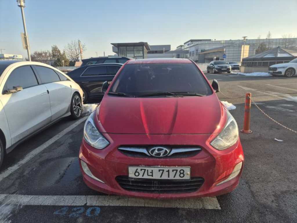 HYUNDAI Accent - Vista 2